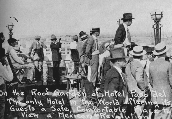 Spectators are watching the First Battle of Juárez from a hotel rooftop