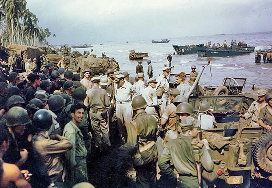 MACARTHUR INSPECTS PROGRESS OF THE LANDING AT LEYTE 1944
