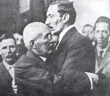 Pascual Orozco and Victoriano Huerta hugging.