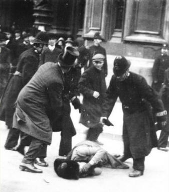 BRITISH SUFFRAGETTES OUTSIDE PARLIAMENT - NOVEMBER 18, 1910