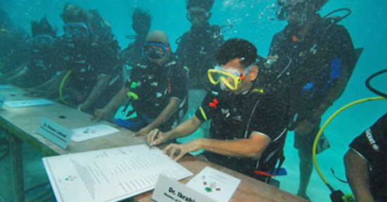 Maldives Underwater Cabinet Meeting Calls on All Nations to Cut Carbon Emissions